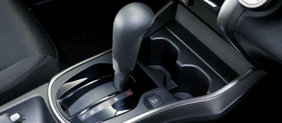 Детали интерьера Honda Grace 2015 года  (фото 8 из 10)